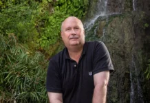 Bruce Nowlin Drops Genre-Defying Single ‘World Gone Mad’ β Out Now on Spotify & Apple Music